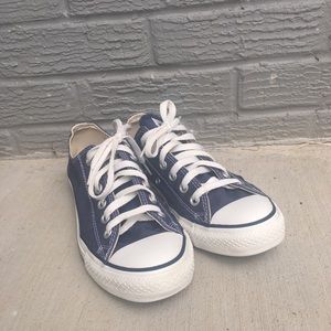 NAVY BLUE CONVERSE!!